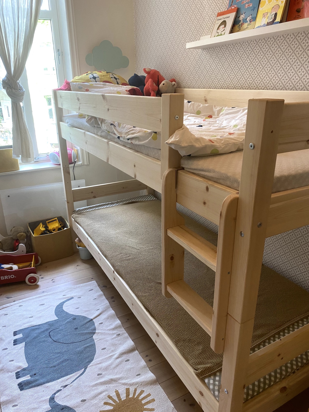 Просторната и тивка спална соба е свртена кон дворот со кревет на спрат 80 x 200 см
