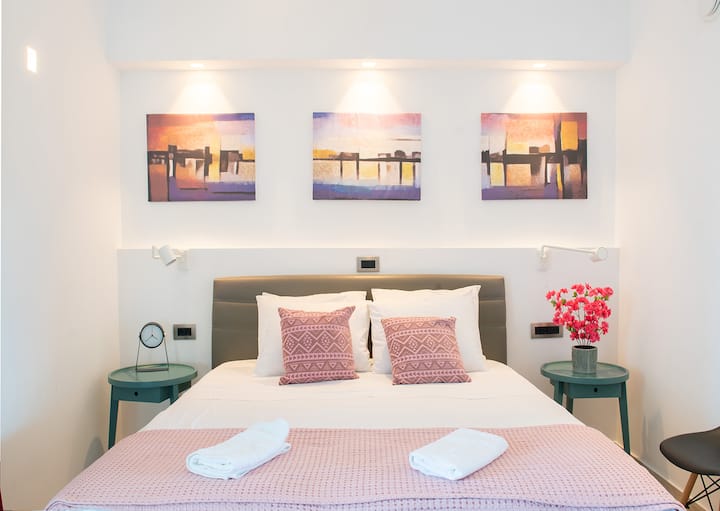 Acogedora habitación doble con una cómoda cama, aire acondicionado y TV de pantalla plana con Netflix, con acceso directo al balcón con vistas al jardín y a la piscina
