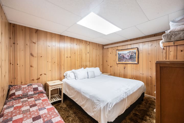 Брачна спална соба на пониско ниво.