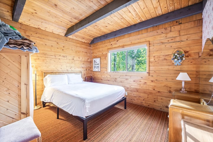 Брачна спална соба надвор од главното ниво.