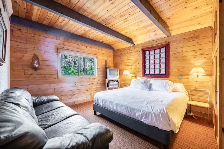 Брачна спална соба надвор од главното ниво