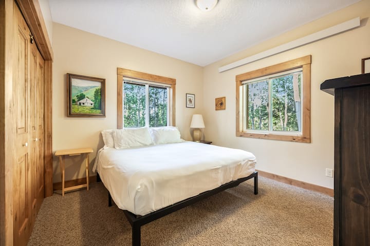 King Bedroom #2 na En Suite Bathroom