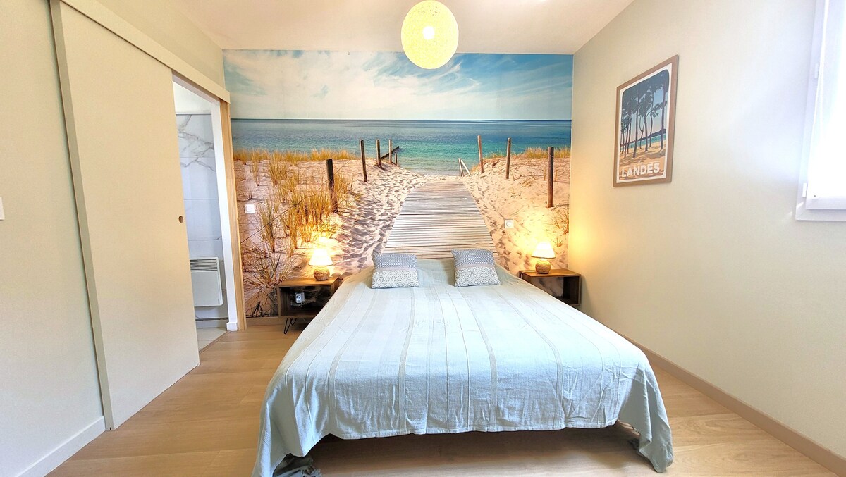 Room with TV and shower room