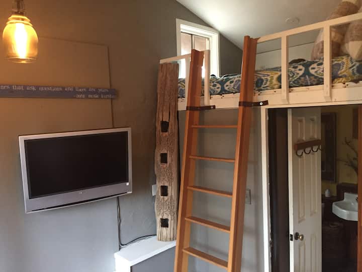 Lit complet. Et bien que cet espace soit privé et confortable, il s'agit d'escalader une échelle, donc la meilleure pour les voyageurs agiles ! 