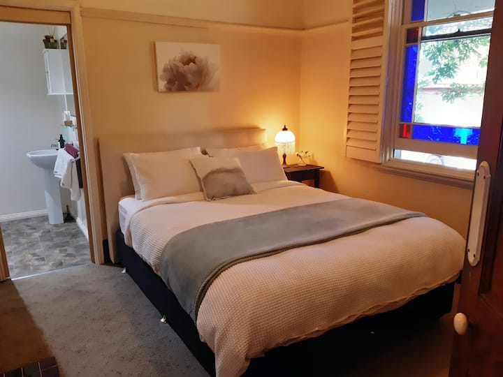 Vlastná kúpeľňa s dverami na ochranu súkromia constatina