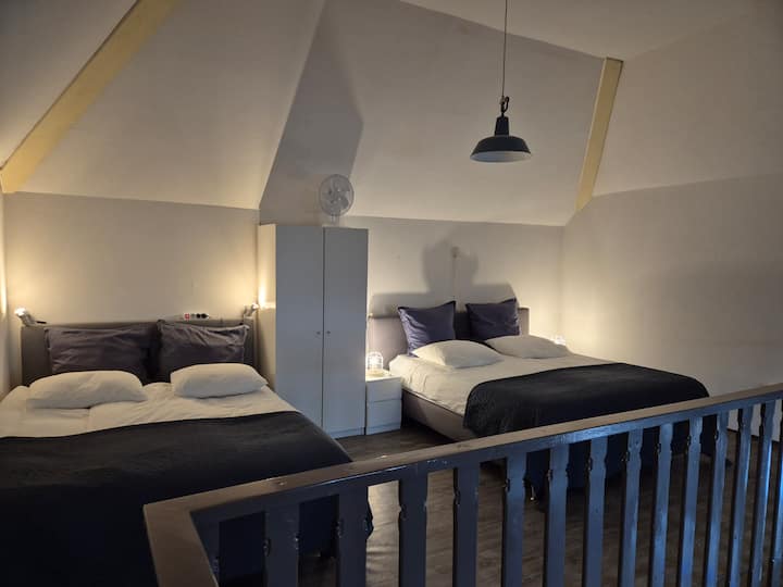 睡在农舍山脊的阁楼上。2张双人床。最多可入住4人。