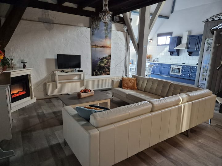 客厅设有宽敞的休息区。毗邻厨房。