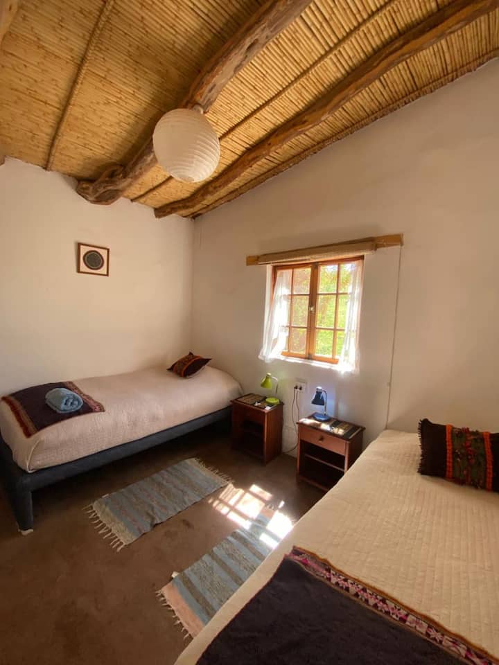 รายละเอียดของห้องนอนที่สองเตียงเดี่ยวสองเตียงท้องฟ้าไม้เท้าและคานที่เปิดโล่ง 