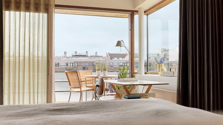 Fully-serviced 2-bedroom Apartment with Balcony