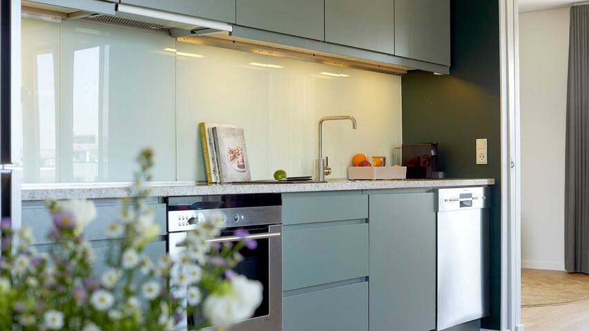 Fully-serviced 2-bedroom Apartment with Balcony gallery image 4