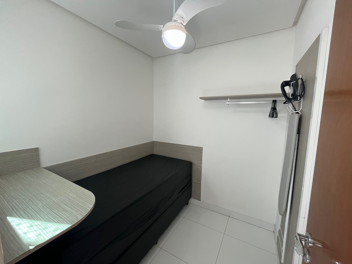 ติดยาเสพติดพร้อมพัดลมเพดานที่เก็บกระเป๋าเดินทางชั้นวางของและโต๊ะรีดผ้า มีที่นอน 2 หลังที่สามารถนำไปยังห้องอื่นหรือใช้ในการพึ่งพาได้