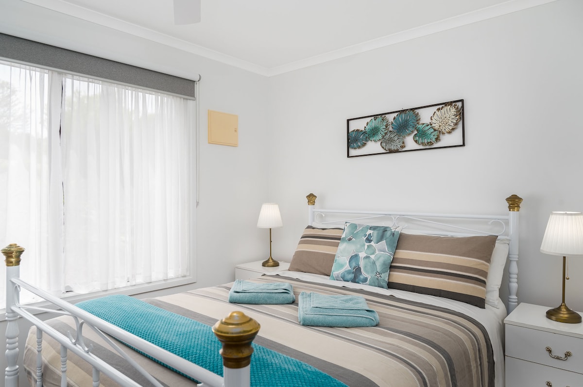 Kitanda cha starehe cha ukubwa wa malkia chenye chumba kizuri kinachoangalia kaskazini kinachofurahia jua  linalong 'aa wakati wa majira ya baridi. 