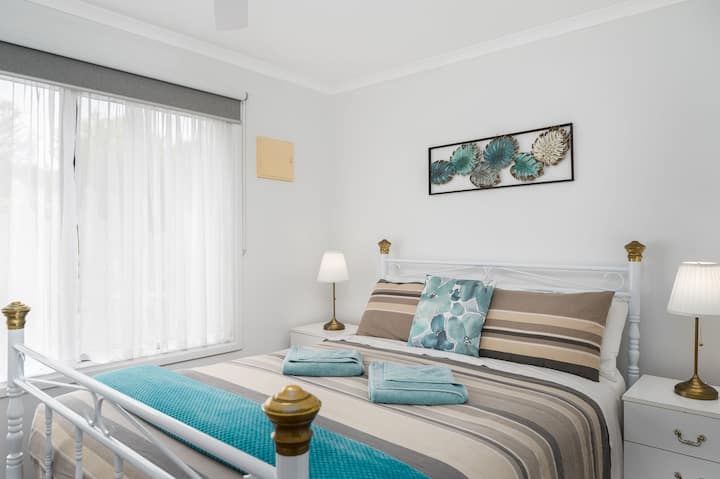 Cómoda cama tamaño queen con encantadora habitación orientada al norte disfrutando del sol  brillando en invierno.