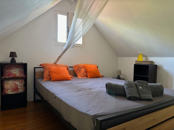 夹层卧室（主客房的楼梯）
160X200张床
空调和蚊帐
俯瞰花园的小窗户，阁楼房间。