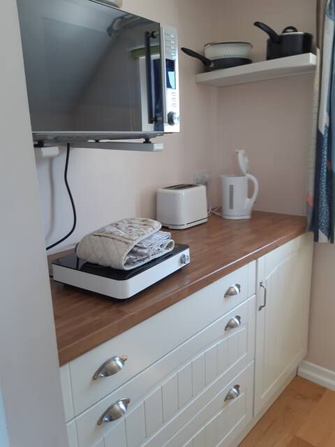 Top Airbnb: Ellerslie Lodge Annexe private, cosy. Free parking in Fareham