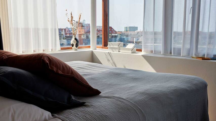 Fully-serviced Penthouse Apartment with Balcony gallery image 4