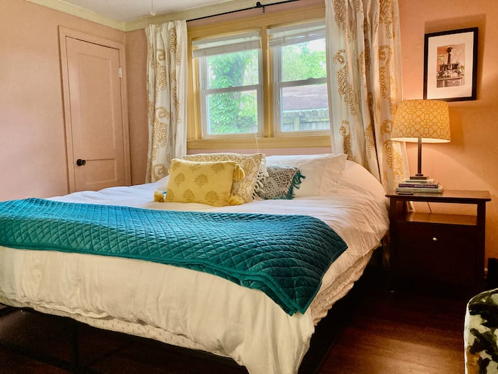Artsy Cottage—King bed, Pet-friendly, Fenced yard - Cottages for