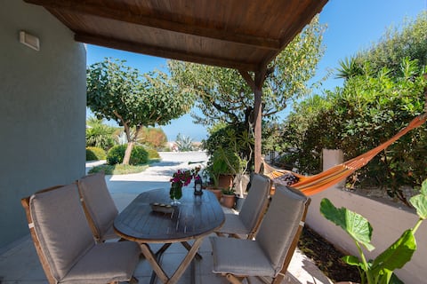 Cosy detached maisonette by the sea