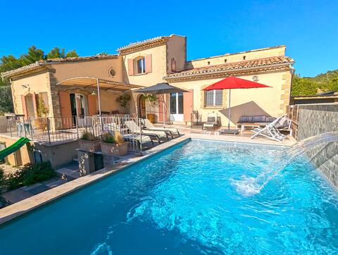 Superb villa with panoramic views of the Alpilles