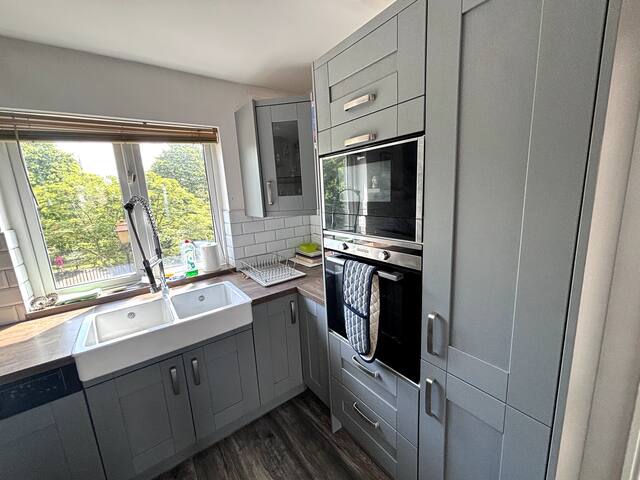 Central, comfortable and spacious 4 bed duplex gallery image 4