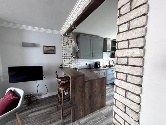 Central, comfortable and spacious 4 bed duplex gallery image 2