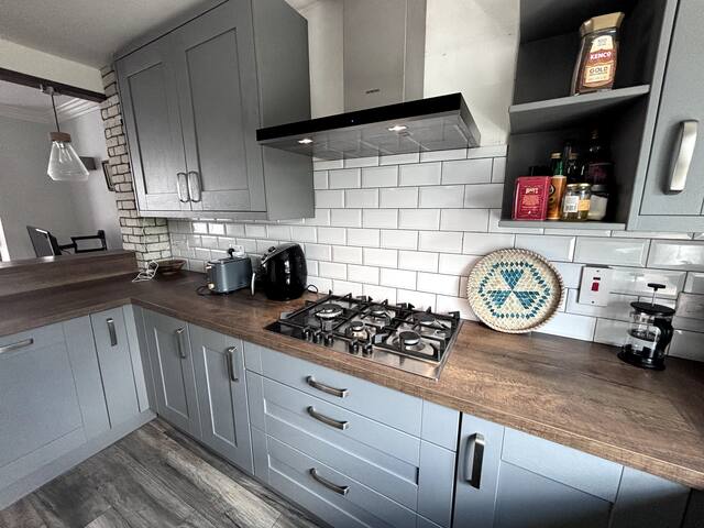 Central, comfortable and spacious 4 bed duplex gallery image 5