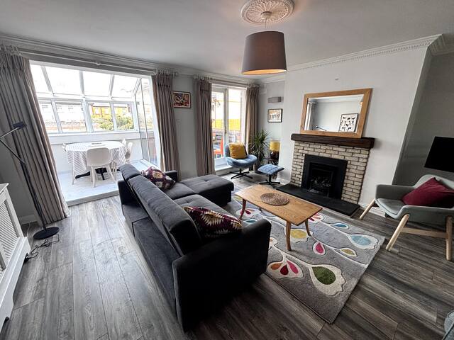 Central, comfortable and spacious 4 bed duplex gallery image 3