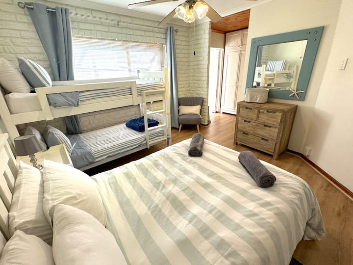 Family room (Surf) with Shower ensuite