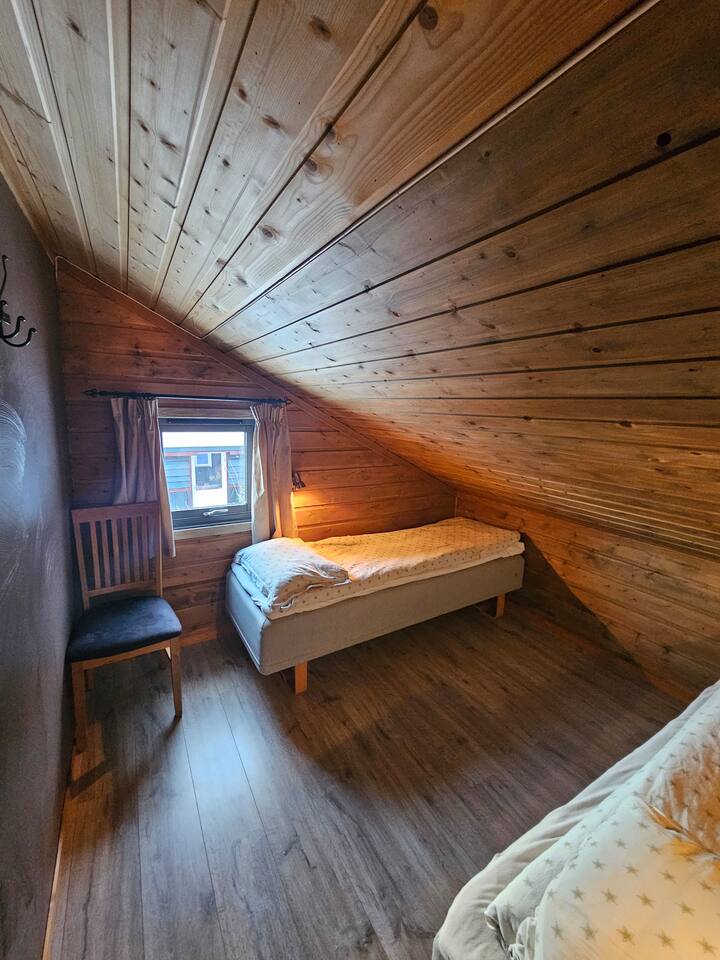 El loft del dormitorio tiene dos camas individuales