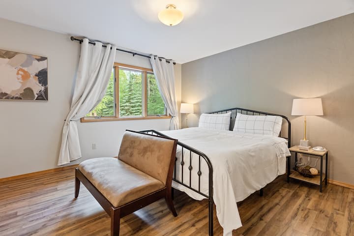 楼上- Cottonwood套房，配备加大双人床和套房浴室，以及平板电视。 