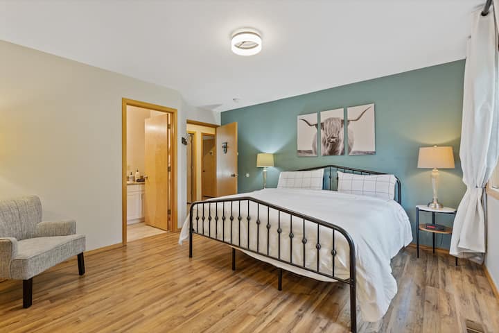 楼上-Tamarack套房，配备加大双人床和套房浴室，以及平板电视。 