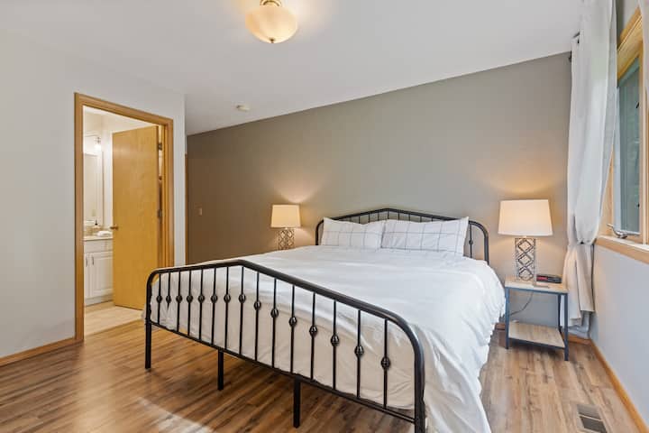 楼上-针叶树套房，配备加大双人床和套房浴室，以及平板电视。 