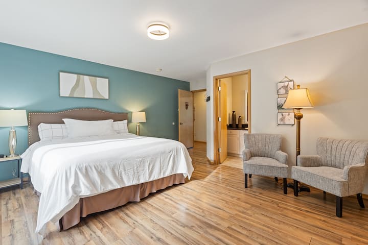 楼上层- Juniper套房，配备加大双人床和套房浴室，以及平板电视。 