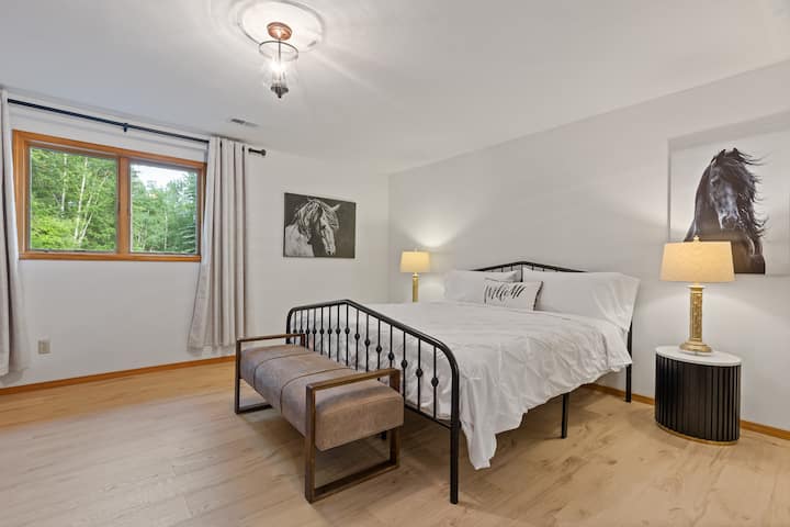 低层卧室配备2 米宽双人床和平板电视