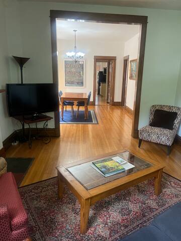 Wrigleyville Flat – Bright spacious 3BR/1BATH gallery image 4