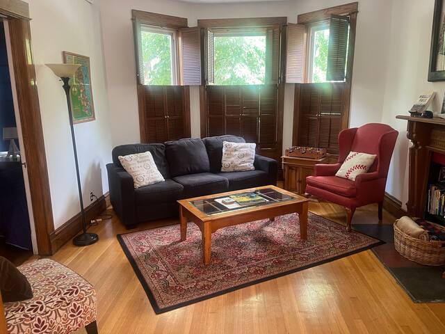Wrigleyville Flat – Bright spacious 3BR/1BATH gallery image 5