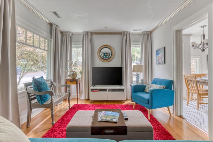 Vibrant Vintage Home In Lively Northwest & Next To Nature - Portland, OR