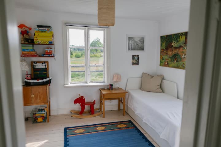 Sängen blir en dubbelsäng när man drar ut den