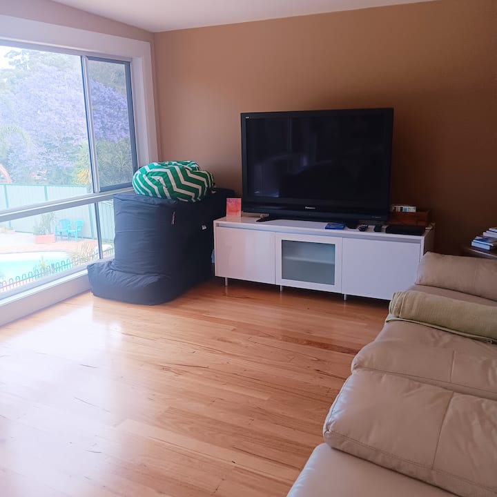 Quiet Cove 5 Mins To Newcastle Airport,
Loft Style - Newcastle