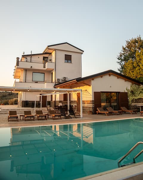 "Villa ai TRE ulivi" with pool - first floor