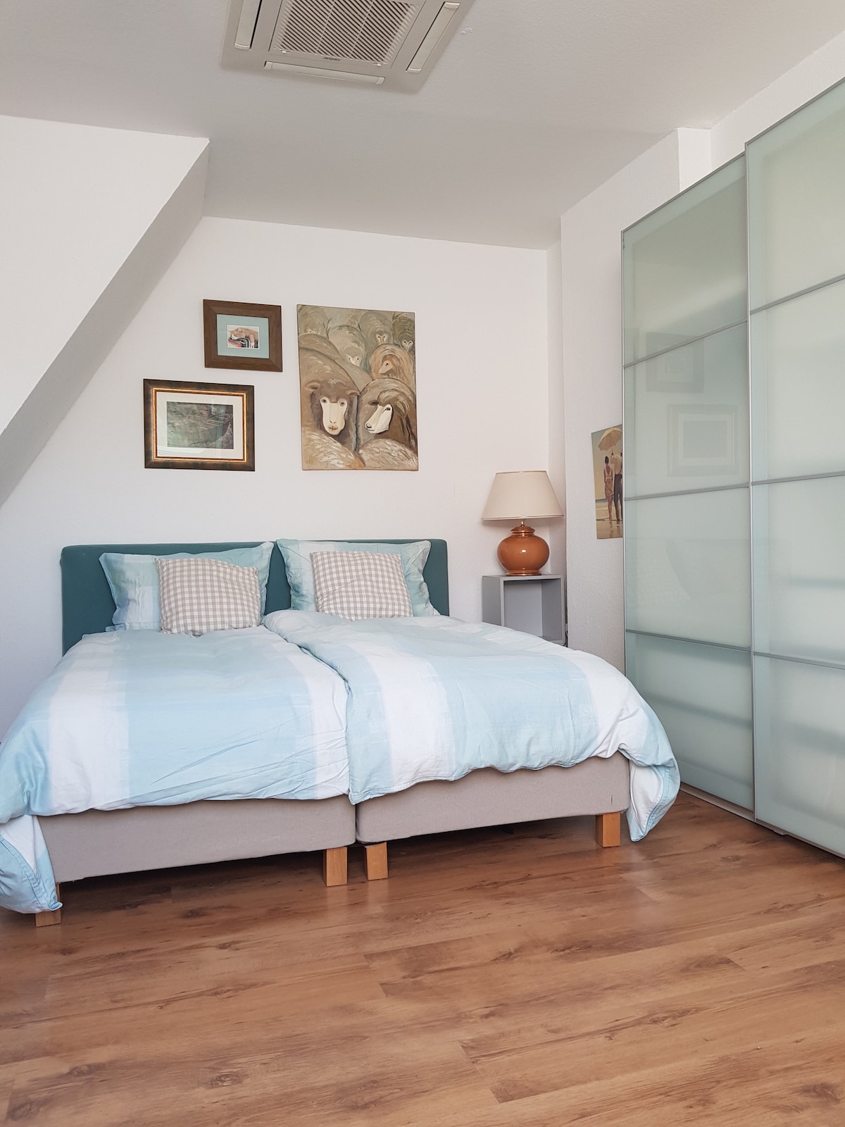 Popular Airbnb listing: Bright, central (main station) 1-room apartment in side street in Bremen