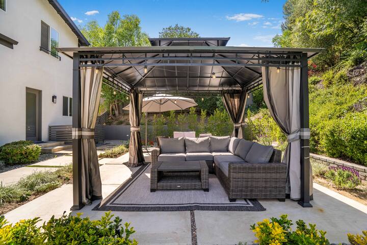 Tarzana large home gallery image 2