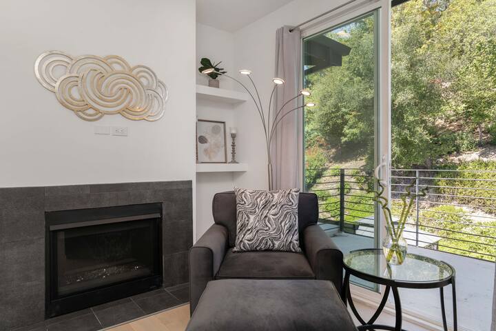 Tarzana large home gallery image 3