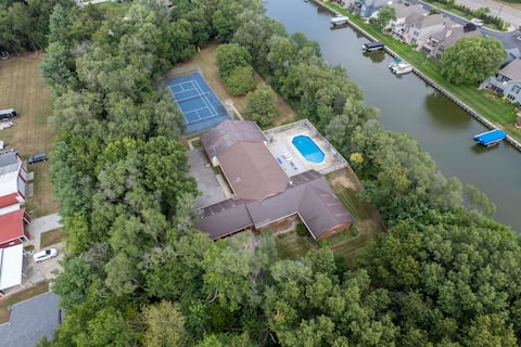 Spring Break Retreat w/ Pool Near Notre Dame
