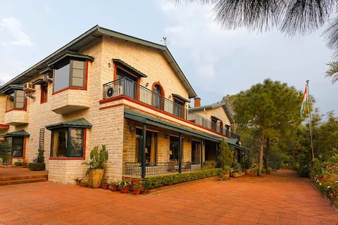 Grand Kasauli Villa |Pool Table +Pet Friendly Stay
