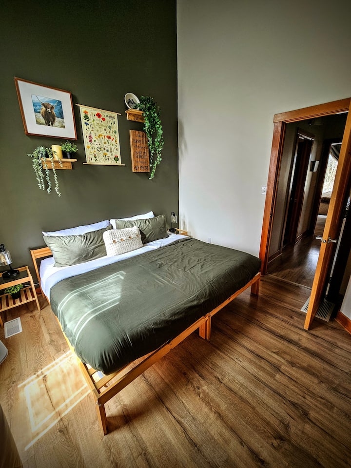 יש לנו שתי מיטות יחיד שניתן לסדר יחד כדי ליצור מיטה זוגית גדולה, לפי העדפתכם.