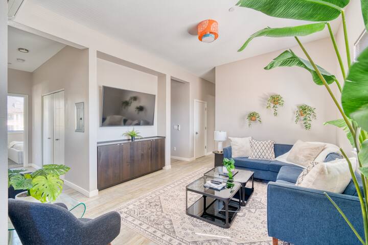 Rooftop Deck • City Views • Hawthorne 4BR