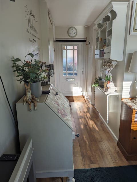 Top performing Airbnb: The Garden Room (just off J27 M1) in Ashfield
