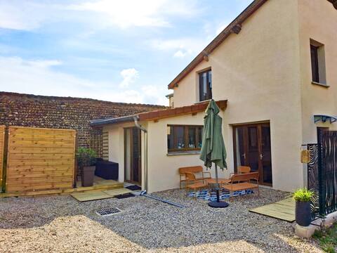 Quiet house .Entier. 3chb. 4 to 6 pers. Close to Lyon