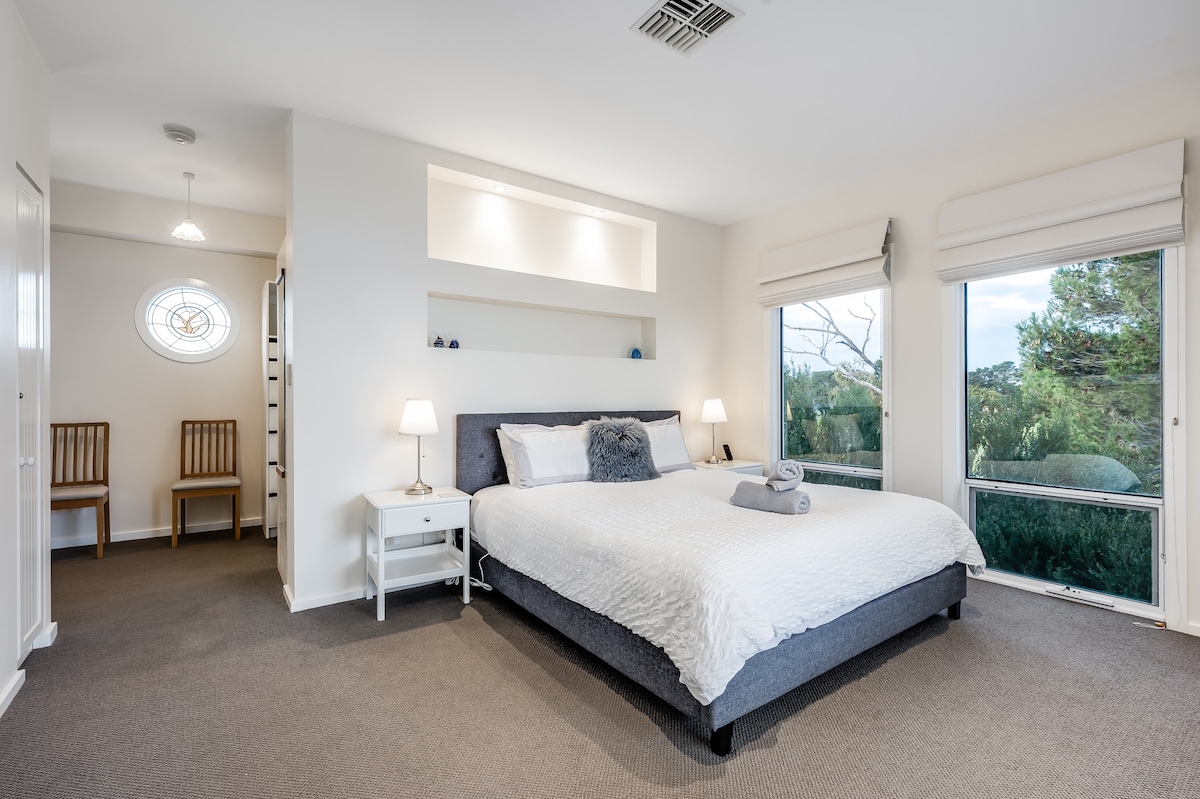 El dormitorio principal de arriba con vistas al agua